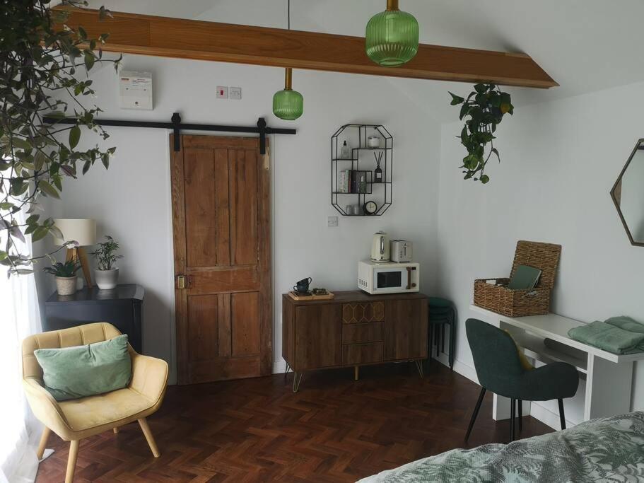 Stylish Apartment In Horsham With Parking And Own Entrance Экстерьер фото
