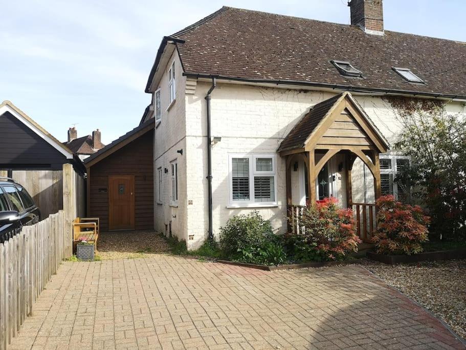Stylish Apartment In Horsham With Parking And Own Entrance Экстерьер фото
