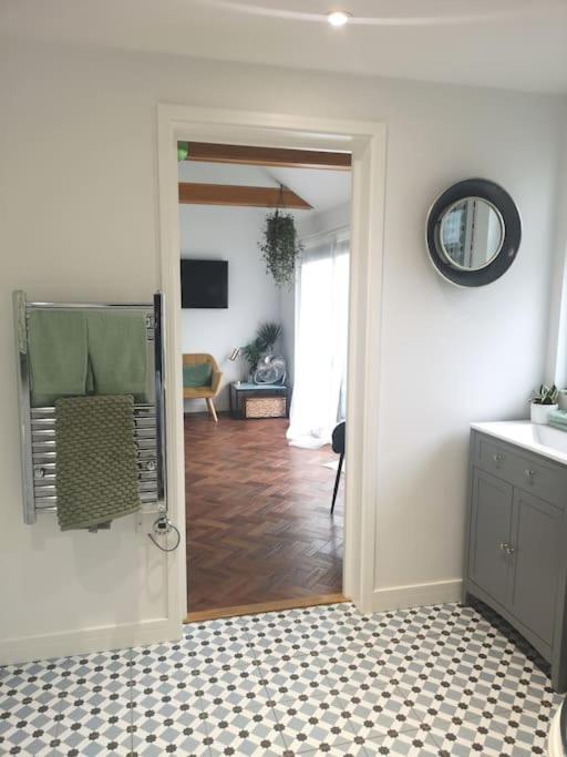 Stylish Apartment In Horsham With Parking And Own Entrance Экстерьер фото